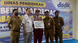 Wakil Wali Kota Depok, Chandra Rahmansyah (kedua dari kiri), memberikan apresiasi berupa penghargaan kepada para siswa SD berprestasi yang memenangkan Lomba-Lomba Pendidikan. Acara penyerahan ini berlangsung di Gedung PGRI Kota Depok, Grand Depok City, pada Senin (12/10/2026). (Foto: Siaran Depok/AN Rafi)