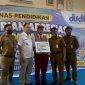 Wakil Wali Kota Depok, Chandra Rahmansyah (kedua dari kiri), memberikan apresiasi berupa penghargaan kepada para siswa SD berprestasi yang memenangkan Lomba-Lomba Pendidikan. Acara penyerahan ini berlangsung di Gedung PGRI Kota Depok, Grand Depok City, pada Senin (12/10/2026). (Foto: Siaran Depok/AN Rafi)