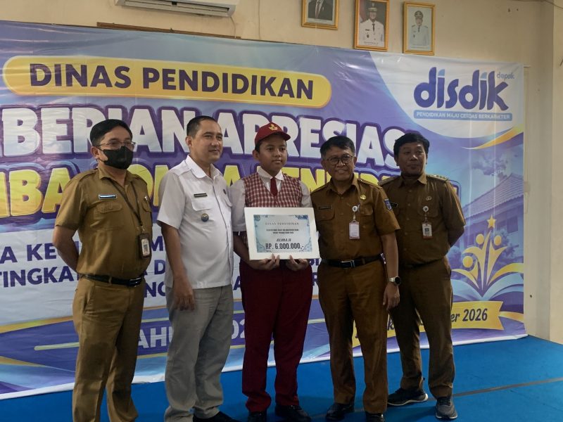 Wakil Wali Kota Depok, Chandra Rahmansyah (kedua dari kiri), memberikan apresiasi berupa penghargaan kepada para siswa SD berprestasi yang memenangkan Lomba-Lomba Pendidikan. Acara penyerahan ini berlangsung di Gedung PGRI Kota Depok, Grand Depok City, pada Senin (12/10/2026). (Foto: Siaran Depok/AN Rafi)
