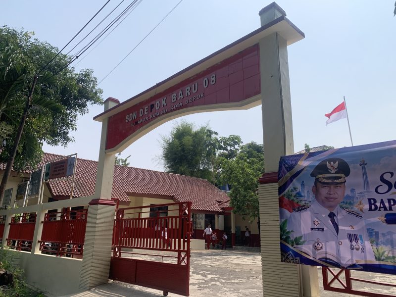 Gedung SDN Depok Baru 8 terlihat jauh lebih layak dan memadai setelah direvitalisasi oleh Kementerian Dikdasmen RI. (Foto: Siaran Depok/AN Rafi)