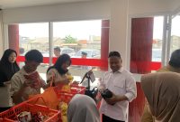 Wali Kota Depok, Supian Suri, melakukan peninjauan ke Koperasi Merah Putih di kawasan Kelurahan Grogol, Kecamatan Limo, pada Senin (19/10/26). Dalam kunjungan tersebut, ia juga menyempatkan diri untuk membeli beberapa produk lokal yang dijual di koperasi. (Kredit foto: Siaran Depok/AN Rafi)