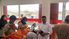 Wali Kota Depok, Supian Suri, melakukan peninjauan ke Koperasi Merah Putih di kawasan Kelurahan Grogol, Kecamatan Limo, pada Senin (19/10/26). Dalam kunjungan tersebut, ia juga menyempatkan diri untuk membeli beberapa produk lokal yang dijual di koperasi. (Kredit foto: Siaran Depok/AN Rafi)