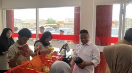 Wali Kota Depok, Supian Suri, melakukan peninjauan ke Koperasi Merah Putih di kawasan Kelurahan Grogol, Kecamatan Limo, pada Senin (19/10/26). Dalam kunjungan tersebut, ia juga menyempatkan diri untuk membeli beberapa produk lokal yang dijual di koperasi. (Kredit foto: Siaran Depok/AN Rafi)