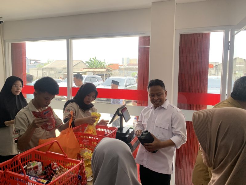 Wali Kota Depok, Supian Suri, melakukan peninjauan ke Koperasi Merah Putih di kawasan Kelurahan Grogol, Kecamatan Limo, pada Senin (19/10/26). Dalam kunjungan tersebut, ia juga menyempatkan diri untuk membeli beberapa produk lokal yang dijual di koperasi. (Kredit foto: Siaran Depok/AN Rafi)