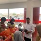 Wali Kota Depok, Supian Suri, melakukan peninjauan ke Koperasi Merah Putih di kawasan Kelurahan Grogol, Kecamatan Limo, pada Senin (19/10/26). Dalam kunjungan tersebut, ia juga menyempatkan diri untuk membeli beberapa produk lokal yang dijual di koperasi. (Kredit foto: Siaran Depok/AN Rafi)