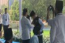 Prosesi penyematan rompi hijau kepada perwakilan anggota Satgas Hijau Pesantren oleh Wali Kota Depok, Supian Suri pada Upacara Peringatan Hari Santri Nasional 2026 di halaman Balai Kota Depok, Kamis (22/10/26). (Sumber foto: Siaran Depok/AN Rafi)