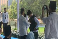 Prosesi penyematan rompi hijau kepada perwakilan anggota Satgas Hijau Pesantren oleh Wali Kota Depok, Supian Suri pada Upacara Peringatan Hari Santri Nasional 2026 di halaman Balai Kota Depok, Kamis (22/10/26). (Sumber foto: Siaran Depok/AN Rafi)