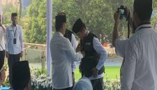 Prosesi penyematan rompi hijau kepada perwakilan anggota Satgas Hijau Pesantren oleh Wali Kota Depok, Supian Suri pada Upacara Peringatan Hari Santri Nasional 2026 di halaman Balai Kota Depok, Kamis (22/10/26). (Sumber foto: Siaran Depok/AN Rafi)