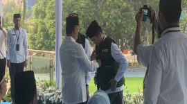 Prosesi penyematan rompi hijau kepada perwakilan anggota Satgas Hijau Pesantren oleh Wali Kota Depok, Supian Suri pada Upacara Peringatan Hari Santri Nasional 2026 di halaman Balai Kota Depok, Kamis (22/10/26). (Sumber foto: Siaran Depok/AN Rafi)