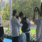 Prosesi penyematan rompi hijau kepada perwakilan anggota Satgas Hijau Pesantren oleh Wali Kota Depok, Supian Suri pada Upacara Peringatan Hari Santri Nasional 2026 di halaman Balai Kota Depok, Kamis (22/10/26). (Sumber foto: Siaran Depok/AN Rafi)