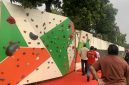 Wahana panjat tebing jalur pendek atau bouldering milik Grade di area Lapangan Kukusan , Kecamatan Beji diresmikan pada Selasa (27/10/26). (Sumber foto: Siaran Depok/AN Rafi)