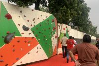 Wahana panjat tebing jalur pendek atau bouldering milik Grade di area Lapangan Kukusan , Kecamatan Beji diresmikan pada Selasa (27/10/26). (Sumber foto: Siaran Depok/AN Rafi)