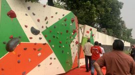 Wahana panjat tebing jalur pendek atau bouldering milik Grade di area Lapangan Kukusan , Kecamatan Beji diresmikan pada Selasa (27/10/26). (Sumber foto: Siaran Depok/AN Rafi)