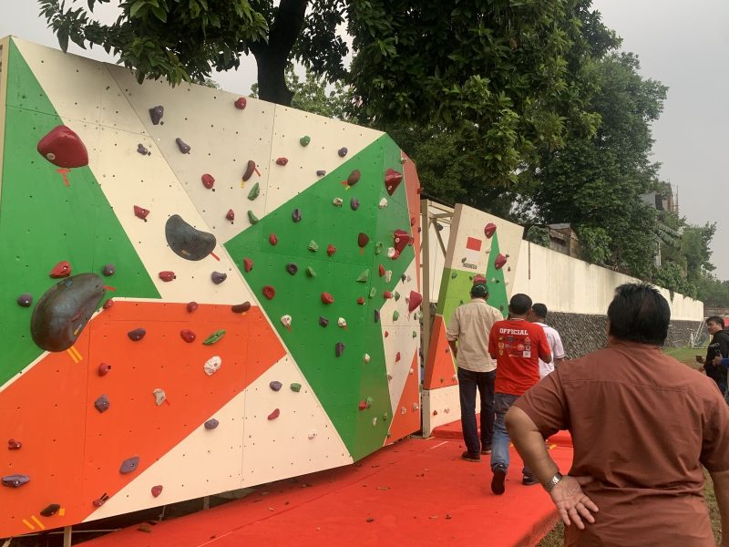 Wahana panjat tebing jalur pendek atau bouldering milik Grade di area Lapangan Kukusan , Kecamatan Beji diresmikan pada Selasa (27/10/26). (Sumber foto: Siaran Depok/AN Rafi)