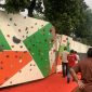 Wahana panjat tebing jalur pendek atau bouldering milik Grade di area Lapangan Kukusan , Kecamatan Beji diresmikan pada Selasa (27/10/26). (Sumber foto: Siaran Depok/AN Rafi)