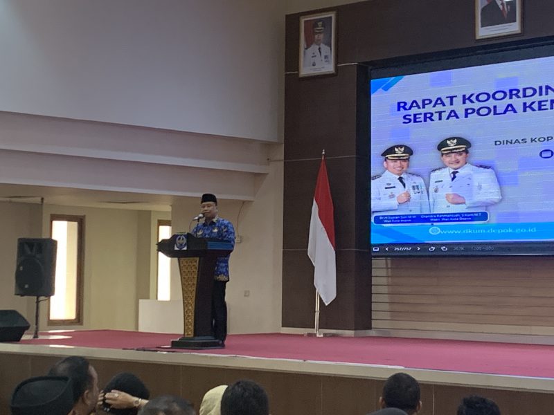 Arahan kepada pengurus Koperasi Kelurahan Merah Putih di Kota Depok disampaikan oleh Wali Kota Depok, Supian Suri yang bertempat di Aula Dibaleka 2 Lantai 10 pada Rabu (28/10/2026). (Sumber foto: Siaran Depok/AN Rafi)