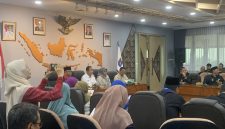 Wakil Wali Kota (Wawalkot) Depok saat rapat pengerahan suporter Porprov di Aula Edelweiss, Kamis (29/10/26). (Foto: Siaran Depok/AN Rafi)