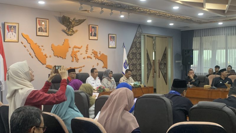 Wakil Wali Kota (Wawalkot) Depok saat rapat pengerahan suporter Porprov di Aula Edelweiss, Kamis (29/10/26). (Foto: Siaran Depok/AN Rafi)