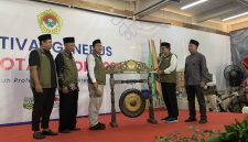 Pemukulan gong sebagai tanda dibukanya Festival Generasi Penerus yang diselenggarakan oleh LDII Kota Depok pada Sabtu (31/10/2026). (Sumber foto: Siaran Depok/AN Rafi)