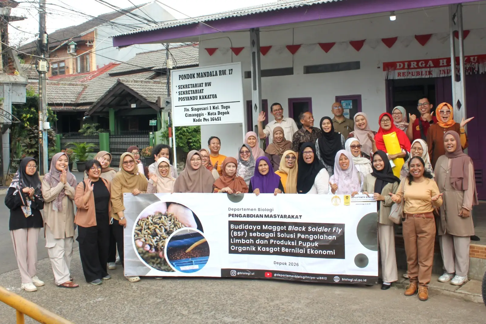 Mahasiswa FMIPA UI melakukan memperkenalkan praktik pengolahan sampah di Kelurahan Tugu, Kecamatan Cimanggis. (Sumber foto: Humas UI)