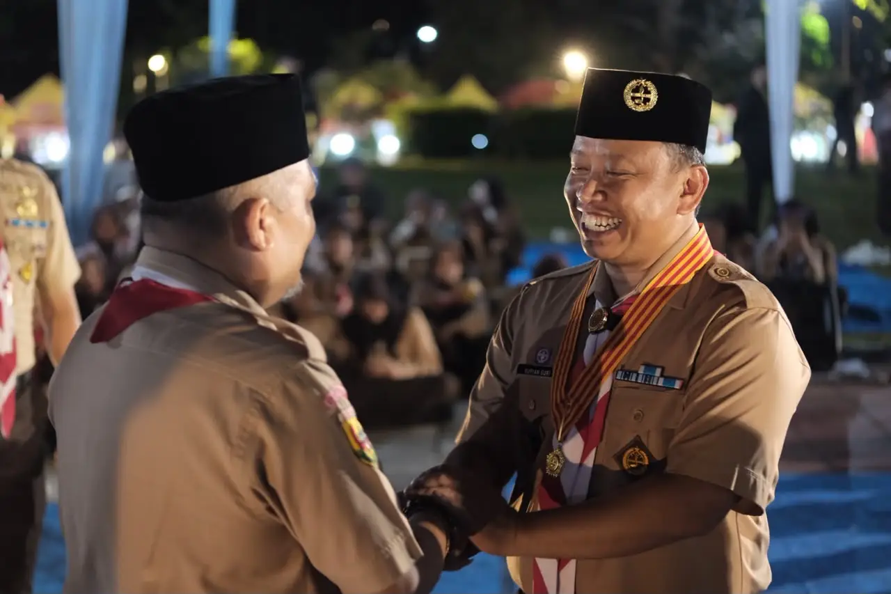 Penghargaan Lencana Melati resmi diserahkan kepada Supian Suri, Wali Kota Depok yang juga merupakan Kamabicab Gerakan Pramuka Kota Depok. Penganugerahan ini berlangsung saat Puncak Peringatan Hari Pramuka Ke-65 di Alun-Alun Kota Depok pada Rabu (28/10/26). (Foto: Diskominfo)