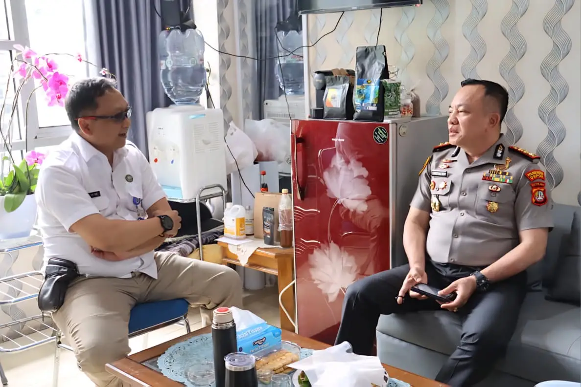 Kapolres Metro Depok, Kombes Pol Christian Rony Putra, bersilaturahmi ke kantor Kepala BNN Kota Depok, Kombes Pol Raden M. Tohir Hendarsyah, pada Rabu (21/10/26). (Dok. Humas Polres Metro Depok)