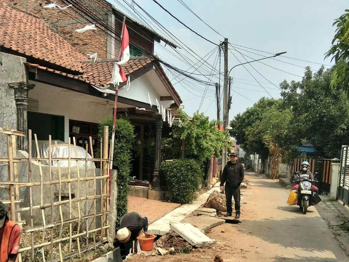 Pemantauan pembangunan saluran drainase yang dilakukan di wilayah Kelurahan Kalimulya oleh Lurah Kalimulya, Abdul Kodir. (Sumber foto: Dokumentasi Kelurahan Kalimulya)