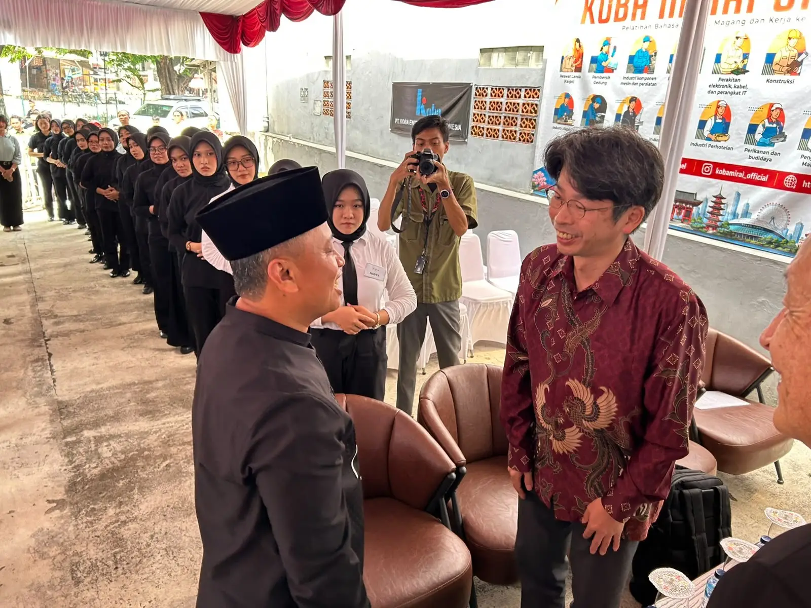 Momen pertemuan Wali Kota Depok Supian Suri (kiri) bersama Direktur Kebijakan Tenaga Kerja Asing Pemerintah Prefektur Hokkaido, Eiji Yamamoto, di LPK Koba Mirai Japan pada Kamis (8/10/2026). (Foto: Diskominfo Depok).
