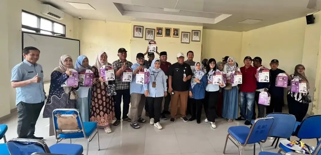 Lurah Serua, Ikhwan, foto bersama para ketua RT dan RW setelah penyerahan teko di Aula Kelurahan Serua. (Foto: Dok. Narasumber)