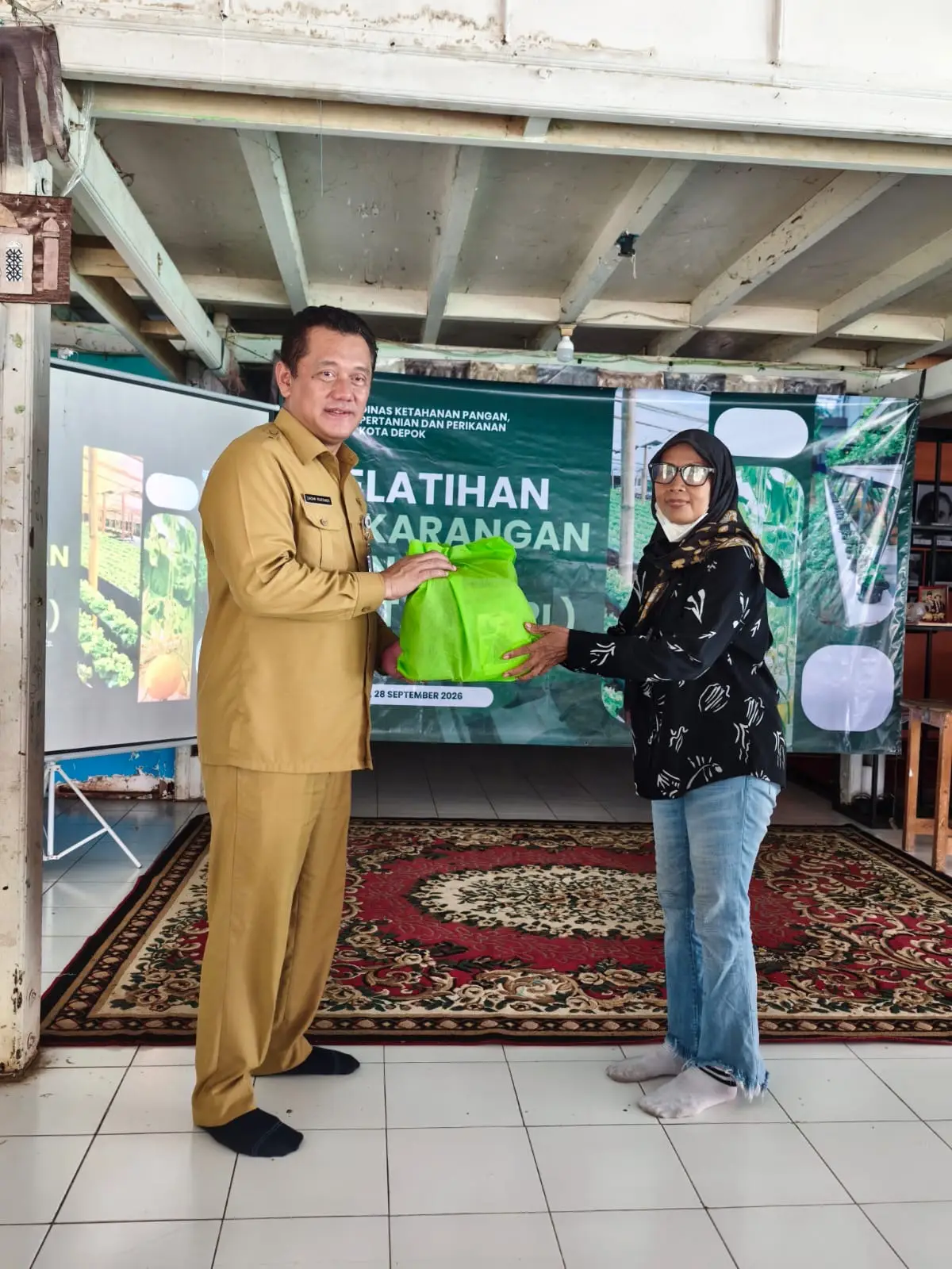 Kepala DKP3 Kota Depok, Dadan Rustandi, menyerahkan bingkisan secara langsung kepada para peserta Pelatihan Pekarangan Pangan Lestari (P2L) yang berlangsung di Panti Asuhan Wisma Karya Bakti, Yayasan Pahlawan Nasional Oto Iskandar Dinata. (Foto: DKP3 Kota Depok)
