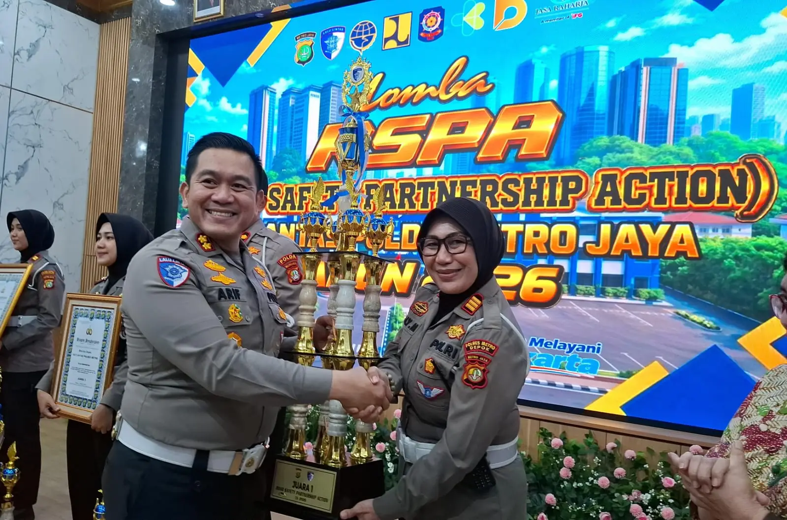 Penyerahan piala Juara 1 RSPA dilakukan oleh Wadirlantas Polda Metro Jaya, AKBP Arif Fazlurrahman, kepada Kanit Kamsel Satlantas Polres Metro Depok, AKP Sally Muskitta, pada Selasa (13/10/2026). (Foto: Diskominfo Depok)