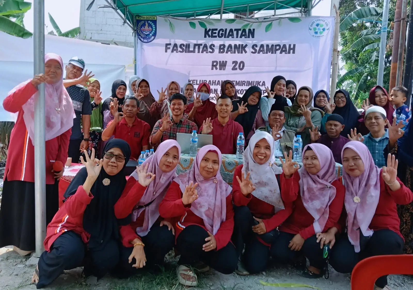 DLHK Kota Depok memperkenalkan program pemilahan sampah dari rumah tangga melalui kegiatan Fasilitasi Bank Sampah di RW 20, Kelurahan Kemirimuka, Kecamatan Beji, belum lama ini. (Foto: Dok. Narasumber)