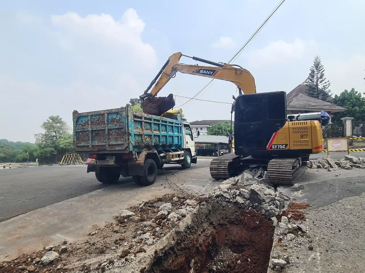 Bidang Bina Marga Dinas Pekerjaan Umum dan Penataan Ruang (DPUPR) Kota Depok saat ini sedang menata area Jalan Cinere Raya yang berlokasi di Kecamatan Cinere. (Foto: Dok. DPUPR)