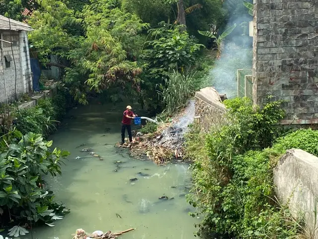 Aksi Tim Maung ASRI saat menindak kegiatan pembakaran sampah liar di area tepi Kali Sugutamu, kawasan Perumahan Taman Cipayung, Jalan Proklamasi, Abadijaya, Sukmajaya, Jumat (16/10/26). (Foto: Dok. Tim Maung ASRI)