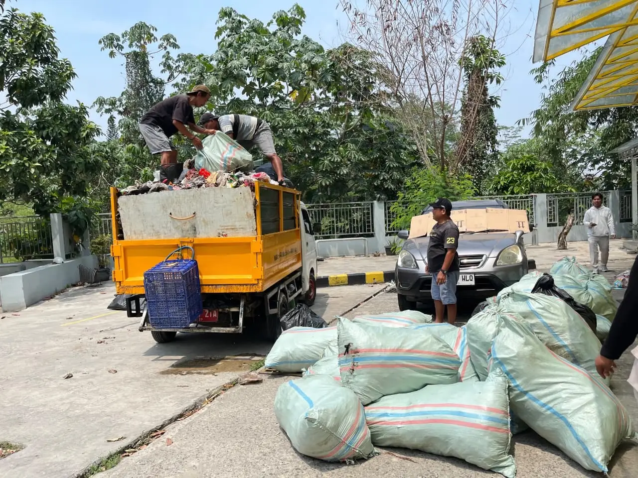Tim DLHK Kota Depok dan Tim Maung ASRI saat mengangkut sampah yang diduga berasal dari kostan di kawasan Kost Eksklusif Mara Juara Depok. (Foto: Dokumentasi Tim Maung ASRI)