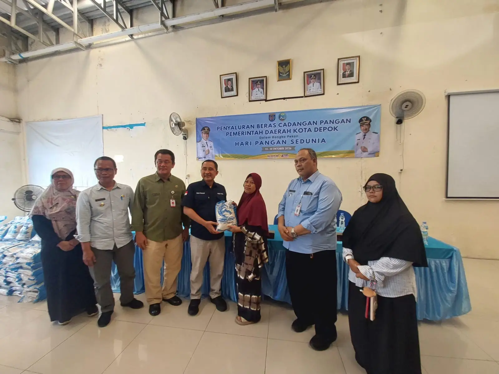 Bantuan beras cadangan pangan pemerintah daerah diserahkan secara langsung oleh Wakil Wali Kota Depok, Chandra Rahmansyah, kepada penerima manfaat kategori desil 1 di Aula Kantor Kelurahan Jatijajar pada Selasa (13/10/2026). (Foto: Diskominfo Depok)