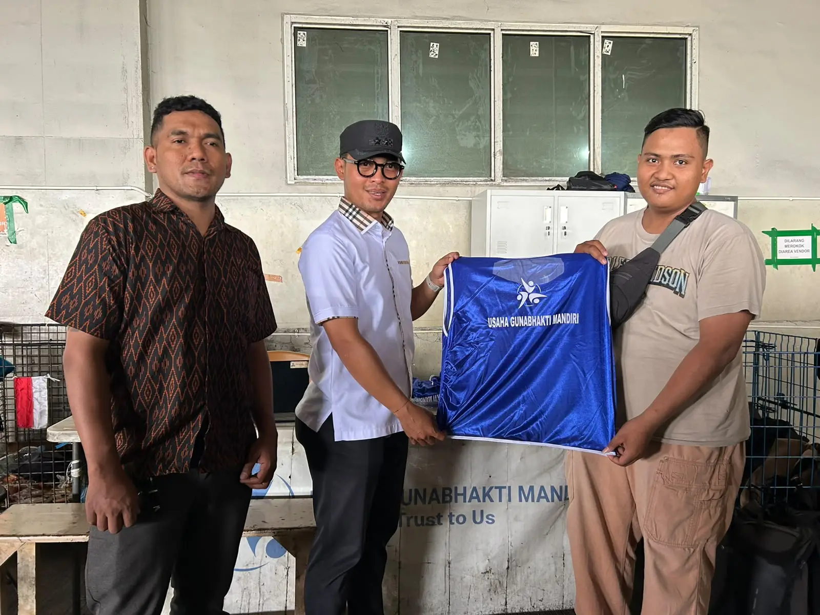 Rabu (08/10/26), Lurah Cilangkap, Ghalih Catur Prasetya (tengah), menyerahkan kartu identitas dan rompi kerja secara simbolis kepada perwakilan calon pekerja. (Foto: Diskominfo Depok).