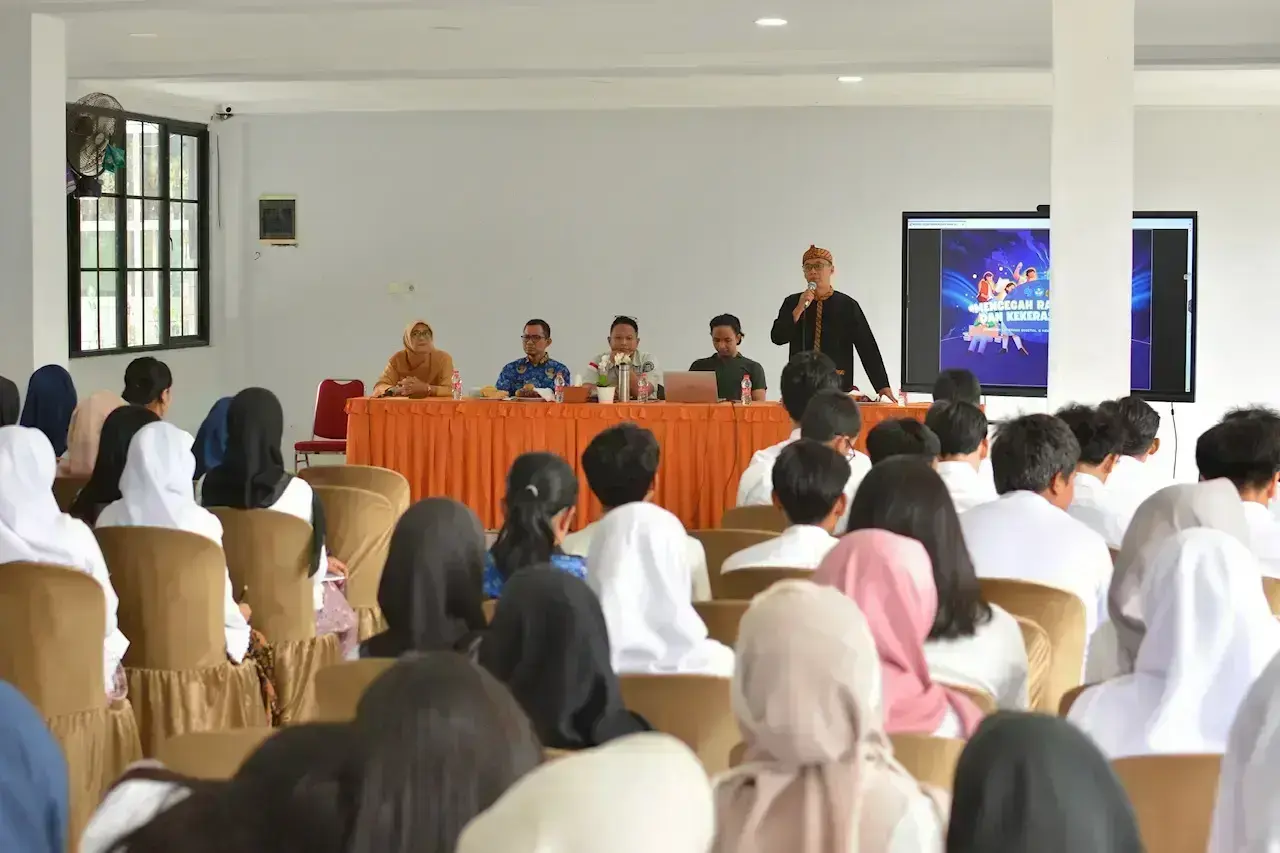 Paparan mengenai paham radikalisme dan kekerasan yang disampaikan oleh Badan Kesatuan Bangsa dan Politik (Bakesbangpol) Kota Depok bersama Detasemen Khusus (Densus) 88 Anti Teror pada Kamis (01/10/26). (Sumber foto: Dokumentasi istimewa)