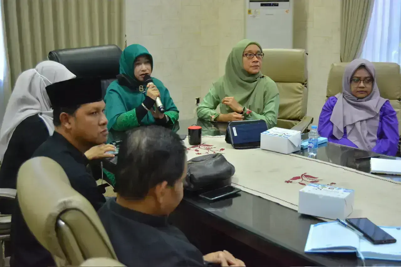 Pemerintah Kota Depok menggelar rapat koordinasi bersama Kementerian ESDM terkait rencana pemasangan jaringan gas bumi. Pertemuan yang berlangsung secara hibrida (daring dan luring) ini diselenggarakan di Ruang Bugenvil Balai Kota Depok pada Kamis (08/10/26). (Sumber foto: Diskominfo Depok)