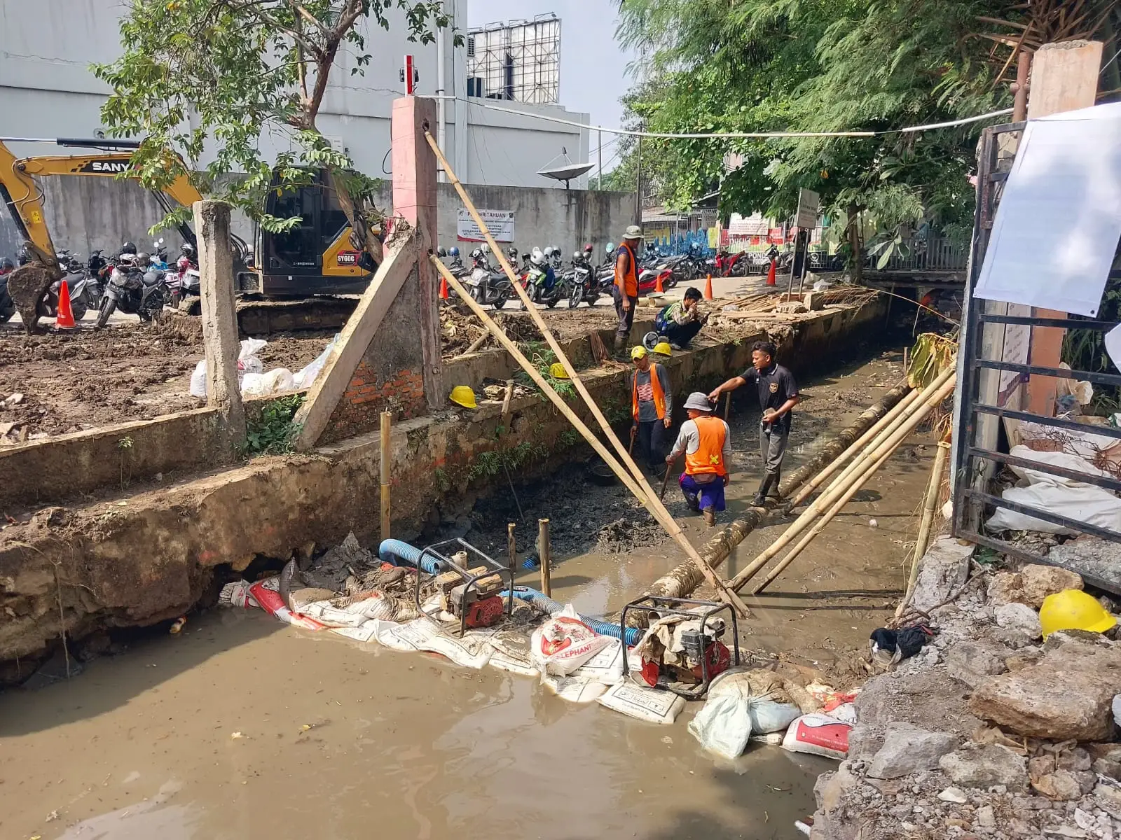 Kegiatan normalisasi Kali Cabang Tengah yang berlokasi di area Balai Kota Depok. (Foto: Ilustrasi/Diskominfo)