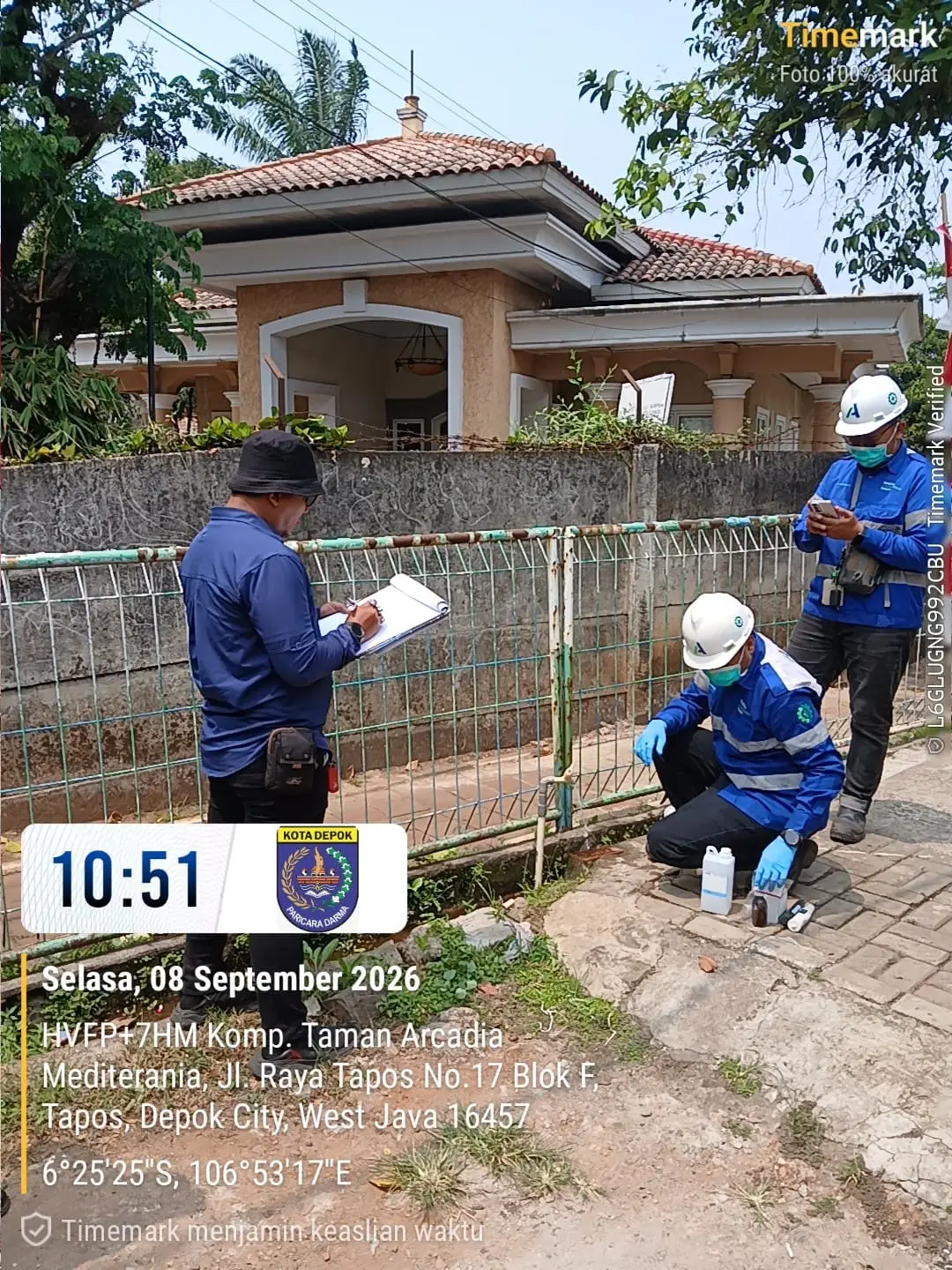 Petugas menguji kualitas lingkungan di area sekitar Pabrik Plastik, Kecamatan Tapos. (Foto: Dok. DLHK Kota Depok)