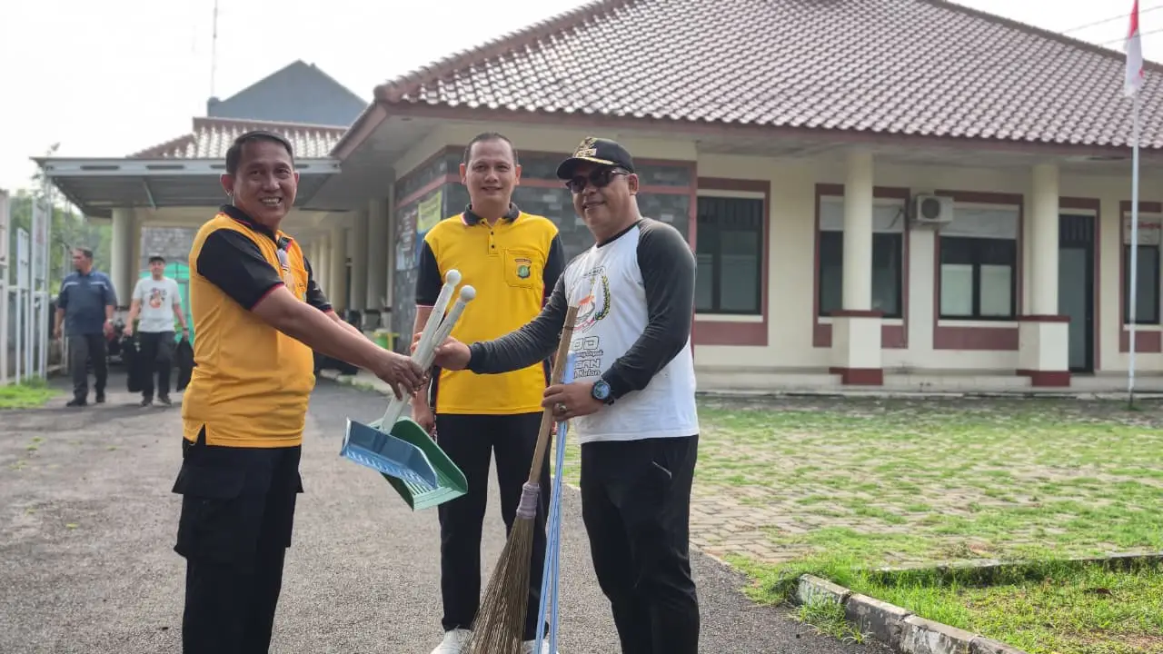 Penyerahan bantuan alat kebersihan dari Polsek Bojongsari diterima langsung oleh Lurah Sawangan, Fahrudin Ali Ahmad (kanan), guna mensukseskan program Depok ASRI pada Jumat (30/10/26). (Foto: dok. Kelurahan Sawangan).
