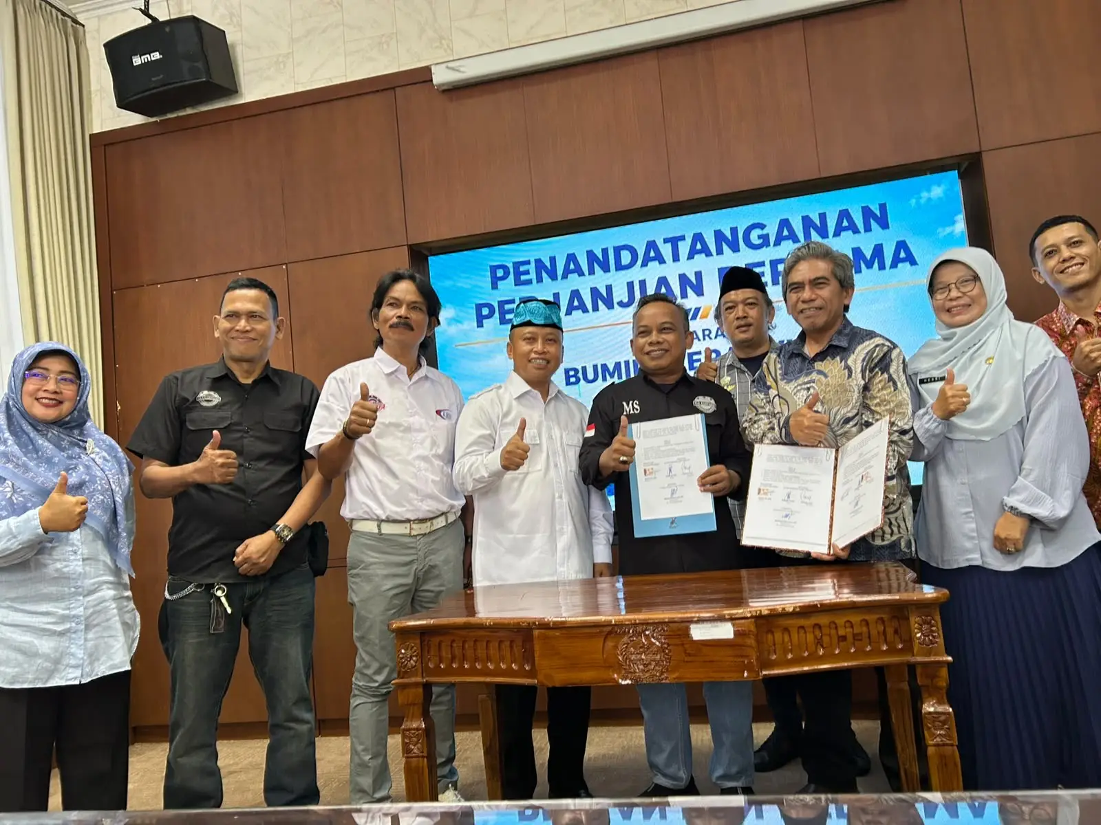 Wali Kota Depok, Supian Suri bersama perwakilan serikat pekerja Bumi Wiyata dan Manajemen Bumi Wiyata usai Penandatanganan Perjanjian Bersama di Ruang Bougenville, Selasa (13/10/26). (Sumber foto: Diskominfo Depok)