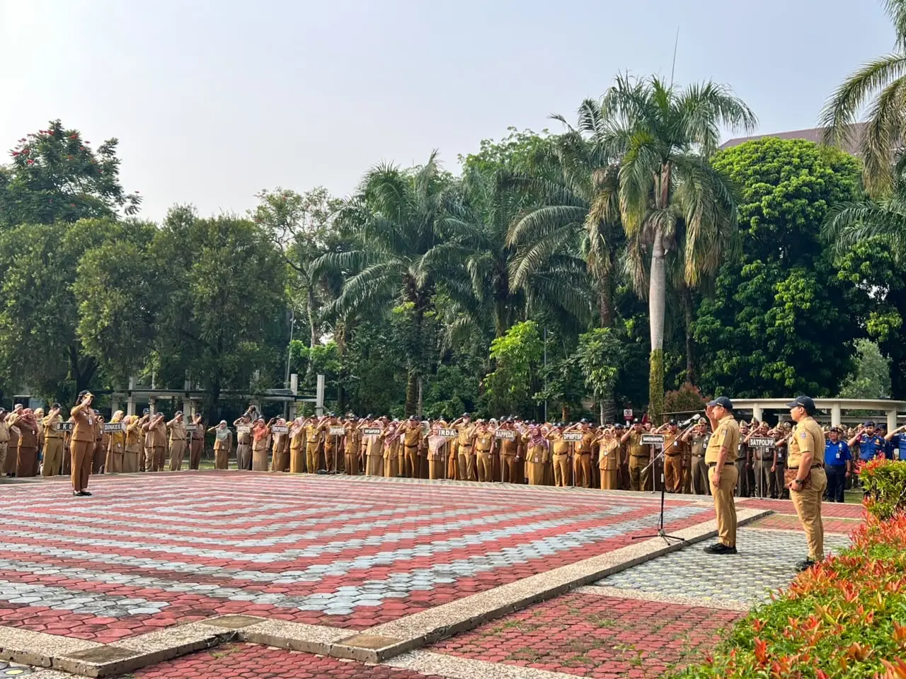 Apel pagi dipimpin oleh Wakil Wali Kota (Wawalkot) Depok Chandra Rahmansyah di Lapangan Balai Kota Depok, Senin (19/10/26). (Foto: Diskominfo)
