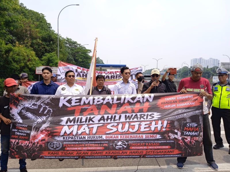 Aksi penyampaian pendapat ihwal tuntutan pengembalian hak tanah di kawasan Tol Cijago, Beji, Depok. Foto: Siaran Depok/Malik Sihite