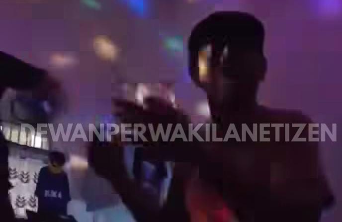Tangkapan layar video viral yang dinarasikan memperlihatkan warga binaan Rutan Depok diduga mengonsumsi sabu. (Foto: @dewanperwakilannetizen.id)
