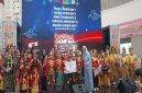 Kepala Bidang Kebudayaan, Pengembangan Kepariwisataan dan Ekonomi Kreatif (Budparekraf) Disporyata Kota Depok, Startik Sartika memberikan apresiasi kepada Sanggar Ayodya Pala pada lomba tari Semarak Nusantara piala Walikota Depok tahun 2026. (Sumber foto: Istimewa)