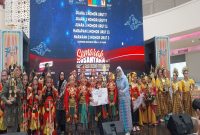 Kepala Bidang Kebudayaan, Pengembangan Kepariwisataan dan Ekonomi Kreatif (Budparekraf) Disporyata Kota Depok, Startik Sartika memberikan apresiasi kepada Sanggar Ayodya Pala pada lomba tari Semarak Nusantara piala Walikota Depok tahun 2026. (Sumber foto: Istimewa)