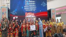 Kepala Bidang Kebudayaan, Pengembangan Kepariwisataan dan Ekonomi Kreatif (Budparekraf) Disporyata Kota Depok, Startik Sartika memberikan apresiasi kepada Sanggar Ayodya Pala pada lomba tari Semarak Nusantara piala Walikota Depok tahun 2026. (Sumber foto: Istimewa)