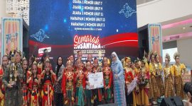 Kepala Bidang Kebudayaan, Pengembangan Kepariwisataan dan Ekonomi Kreatif (Budparekraf) Disporyata Kota Depok, Startik Sartika memberikan apresiasi kepada Sanggar Ayodya Pala pada lomba tari Semarak Nusantara piala Walikota Depok tahun 2026. (Sumber foto: Istimewa)